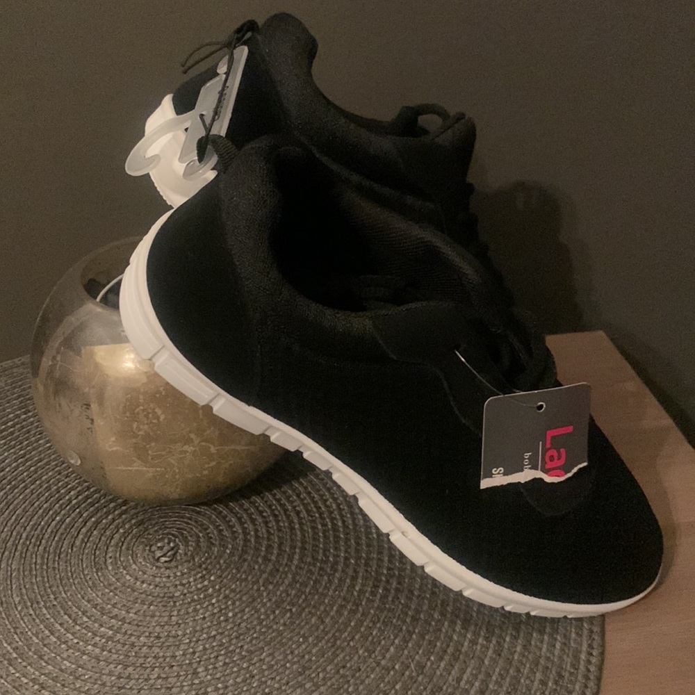 New LA Tennis shoes, women’s size 8.